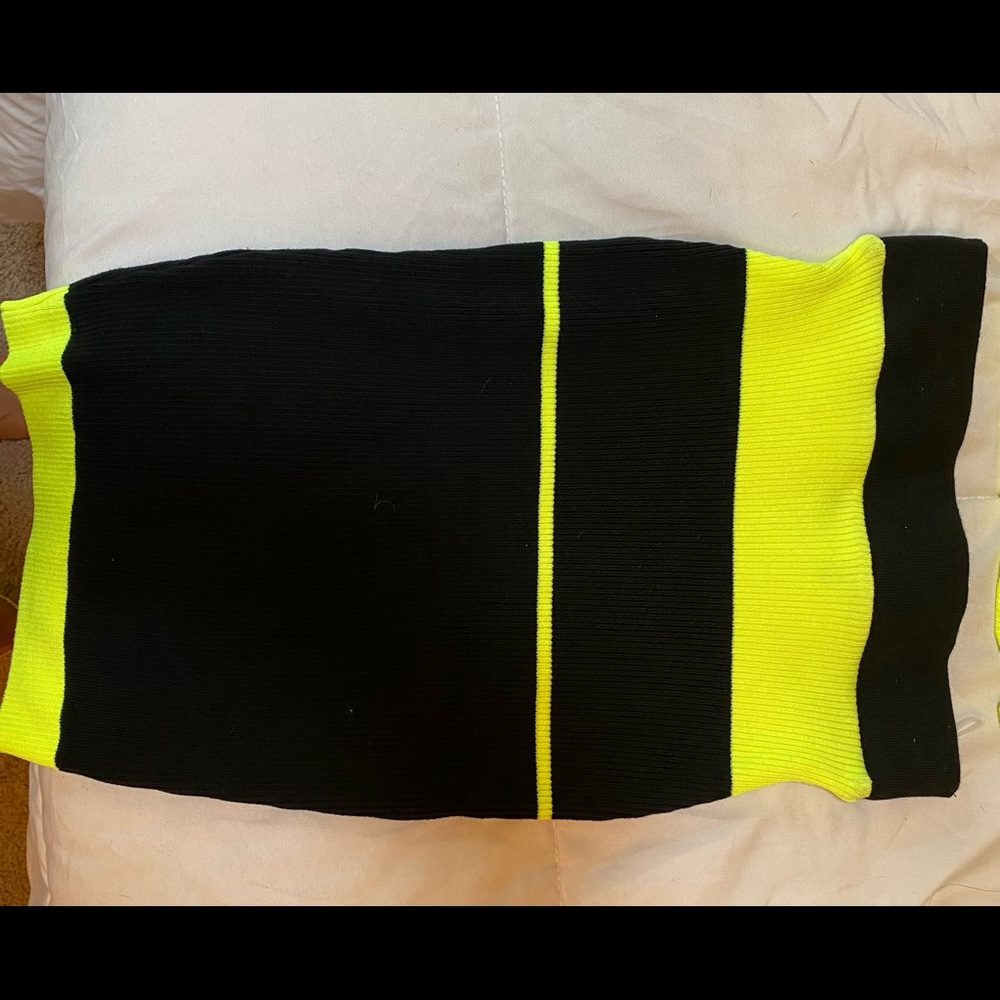 Never Worn.. Size Medium Two Piece Set - image 3